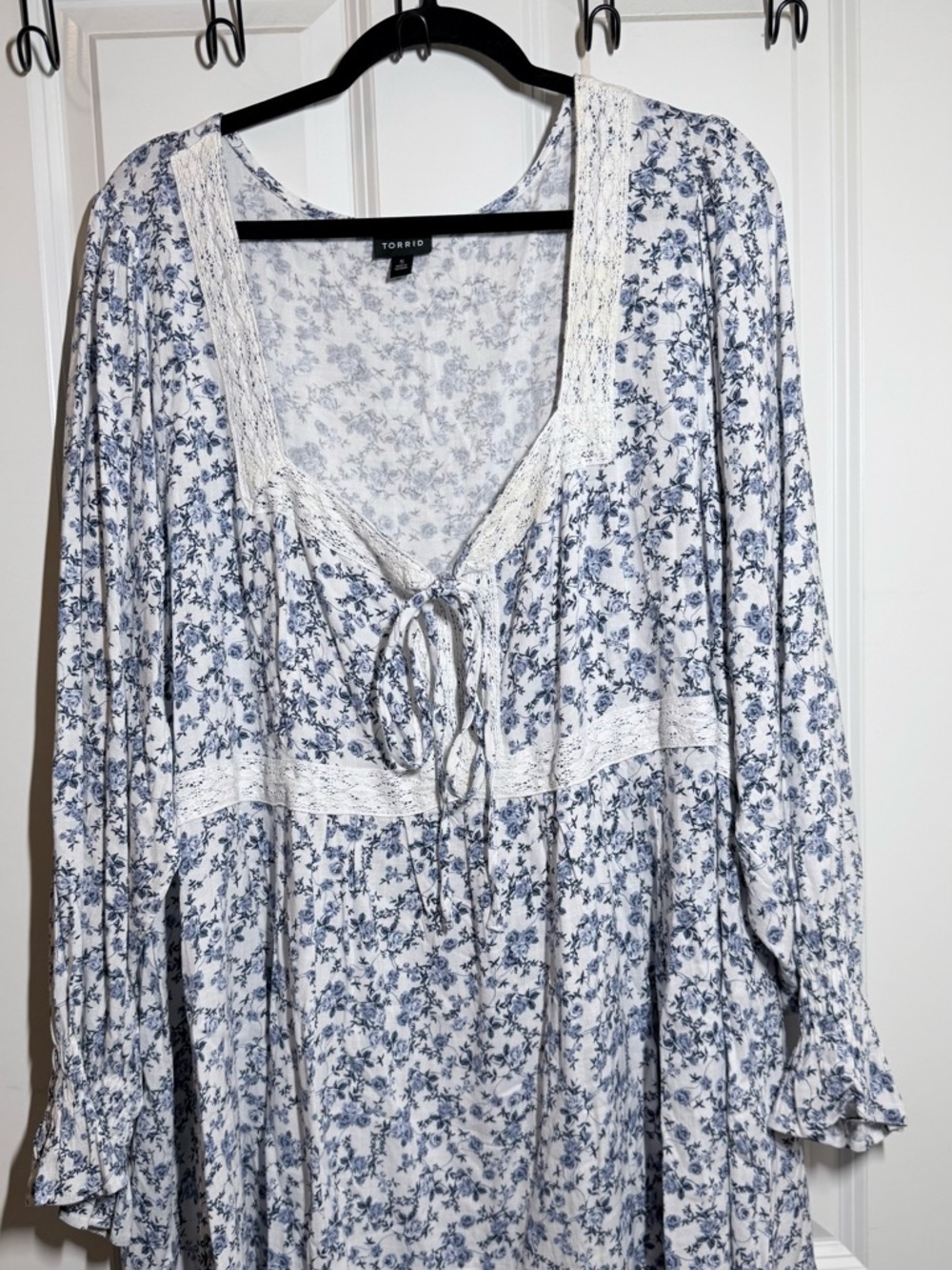 Torrid White & Blue Floral Lace-Trim Peasant Blouse